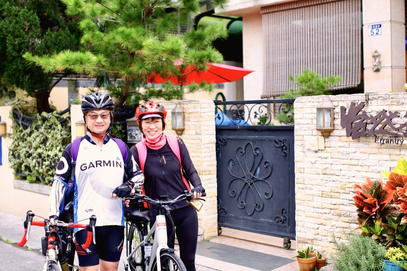 房客騎著怡然居提供的免費自行車，在民宿門口合影