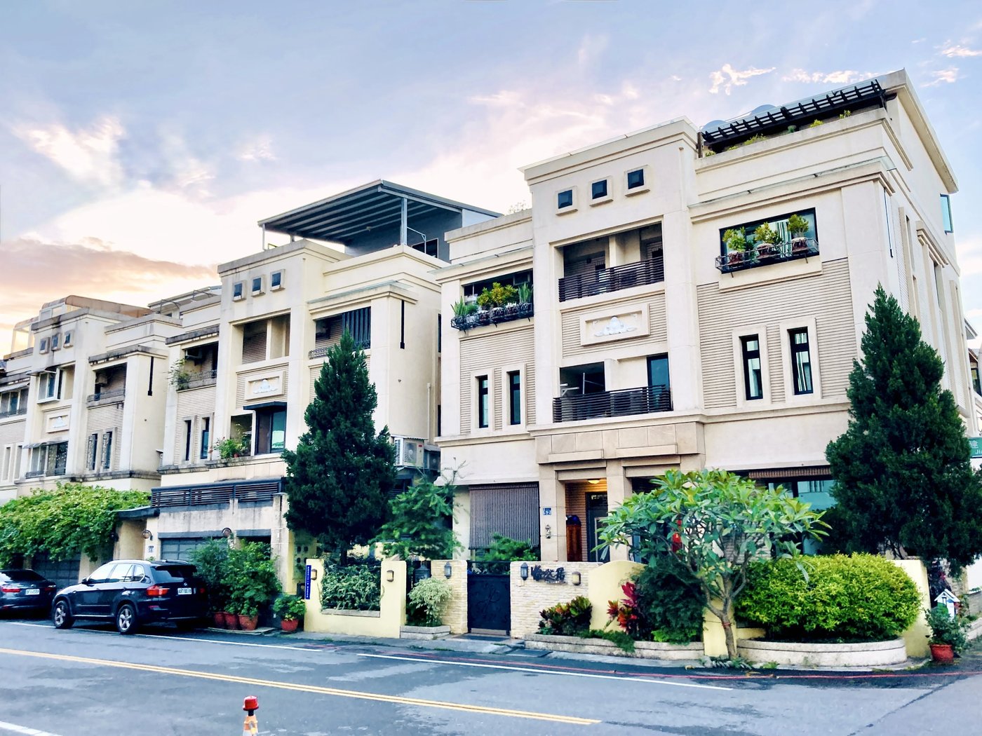 怡然居建築外觀,傍晚天色