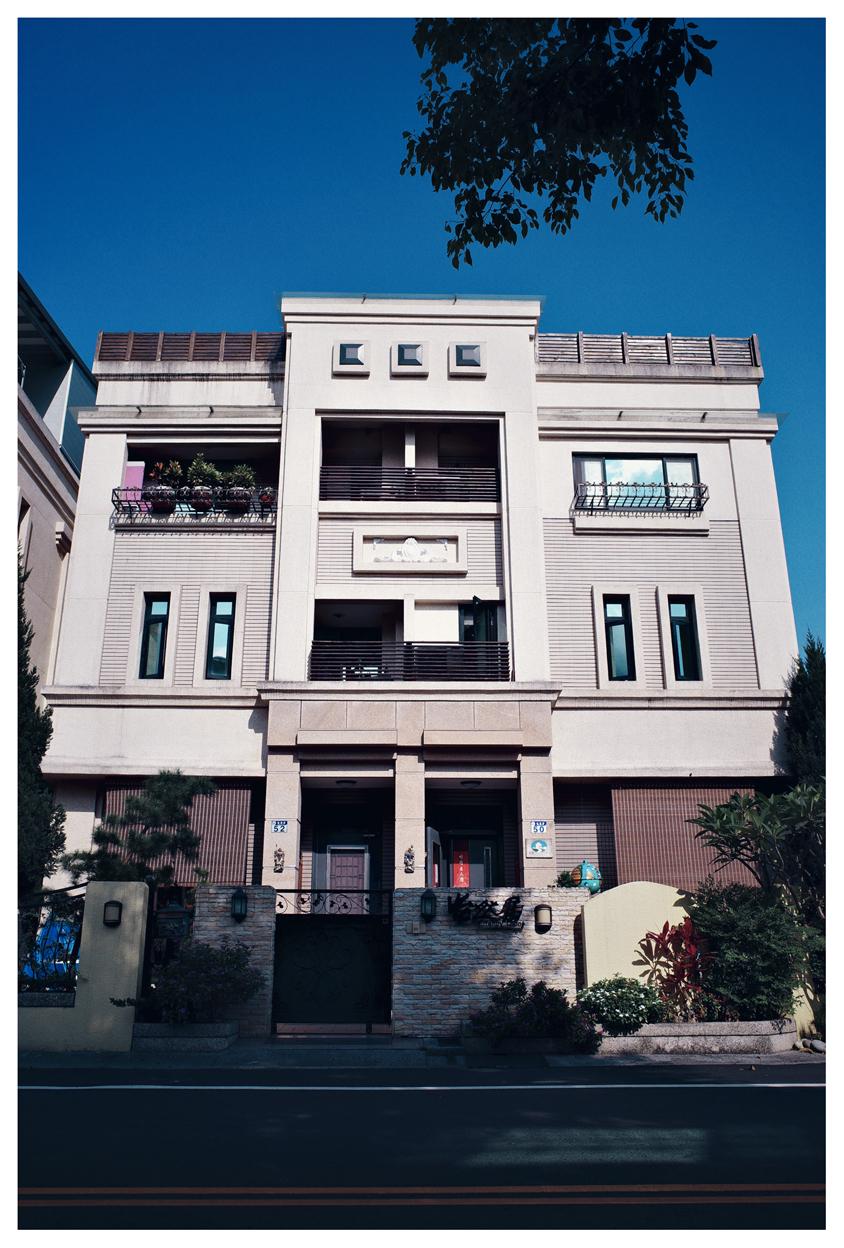 怡然居 Errantry Lodge 入口招牌與庭院外觀
